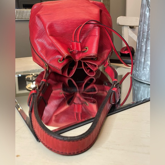 Louis Vuitton Red EPI Noe MM Bucket Bag - Picture 6 of 16